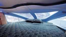 Łóżko nad szoferką. Według producenta mogą tam spać dwie osoby, ale chyba zmieści się więcej... - zdjęcie 9