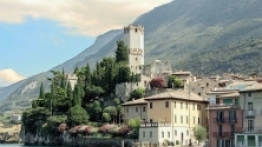 Z twierdzy w Malcesine rozciąga się malowniczy widok na jezioro - zdjęcie 4