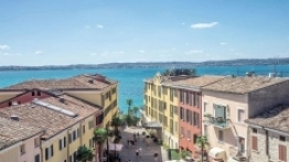 Centrum miasta Sirmione leży na półwyspie na jeziorze Garda - zdjęcie 5