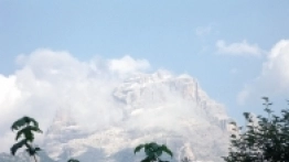 Alpejskie szczyty widoczne znad jeziora - zdjęcie 6