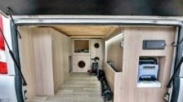 Bagażnik jest olbrzymi, bez problemu spakujemy tu bagaże i coś dłuższego, np. narty - zdjęcie 2