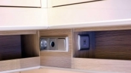 12, 230 V i USB w kilku różnych miejscach. Inni producenci powinni się uczyć od polskiej marki - zdjęcie 11