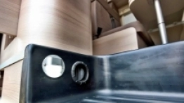 Wywiewy ciepłego powietrza są zainstalowane tak, by stworzyć „bariery” pomiędzy miejscami nieocieplonymi a wnętrzem pojazdu - zdjęcie 25