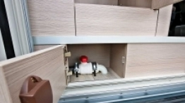 Zawór spustowy wody szarej umieszczony jest w wygodnym miejscu, pod klapką. Dodatkową zaletą jest to, że się nie brudzi, tak jak w przypadku „standardowych” rozwiązań - zdjęcie 26