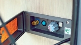 Z tyłu, pod klapką, znajdziemy wyprowadzone złącze wodne - zdjęcie 28