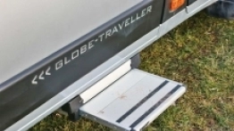 Stopień elektryczny ułatwia wejście do kampera. Sterujemy nim za pomocą przycisków ulokowanych tuż przy wejściu - zdjęcie 29