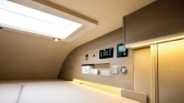 Z górnego łóżka bez problemu możemy sterować wszystkimi urządzeniami na pokładzie kampera - zdjęcie 34