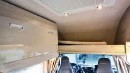 Proces otwierania dodatkowego łóżka jest banalnie prosty, ale po dostawieniu drabinki nie mamy możliwości bezpośredniego wyjścia z kampera. Cóż, to kampervan a nie duża integra. - zdjęcie 35