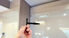 Proces otwierania dodatkowego łóżka jest banalnie prosty, ale po dostawieniu drabinki nie mamy możliwości bezpośredniego wyjścia z kampera. Cóż, to kampervan a nie duża integra. - zdjęcie 36