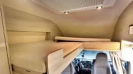 Proces otwierania dodatkowego łóżka jest banalnie prosty, ale po dostawieniu drabinki nie mamy możliwości bezpośredniego wyjścia z kampera. Cóż, to kampervan a nie duża integra. - zdjęcie 37