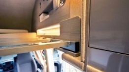 Proces otwierania dodatkowego łóżka jest banalnie prosty, ale po dostawieniu drabinki nie mamy możliwości bezpośredniego wyjścia z kampera. Cóż, to kampervan a nie duża integra. - zdjęcie 38