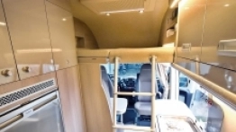 Proces otwierania dodatkowego łóżka jest banalnie prosty, ale po dostawieniu drabinki nie mamy możliwości bezpośredniego wyjścia z kampera. Cóż, to kampervan a nie duża integra. - zdjęcie 39