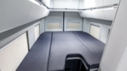 VW Grand California 600 to pojazd o wysokości aż 310 cm, dlatego nad strefą dzienną można było zaaranżować sypialnię z materacem o wymiarach 1620-1910x1170 mm. Sypialnia dla rodziców jest oczywiście jeszcze większa - zdjęcie 3