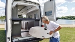 Na czas jazdy można złożyć do pionu materace tylnej sypiali, by przewozić np. rowery. Skądinąd największą sypialnię skrywa najdłuższa odmiana 680 - zdjęcie 1