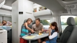 Grand California może być 4-osobowym samochodem kempingowym. Wszystkie okna są wyposażone w żaluzje i moskitiery, a w kabinie kierowcy zastosowano nowy sposób zaciemnienia wnętrza - zdjęcie 2