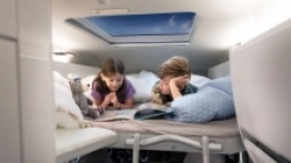 VW Grand California 600 to pojazd o wysokości aż 310 cm, dlatego nad strefą dzienną można było zaaranżować sypialnię z materacem o wymiarach 1620-1910x1170 mm. Sypialnia dla rodziców jest oczywiście jeszcze większa - zdjęcie 4