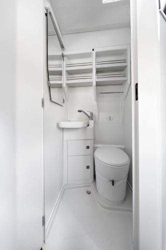 Grand California w odróżnieniu do dotychczasowych propozycji koncernu skrywa łazienkę, a prócz szafek podsufitowych w odmianie 680 mamy też taką z prawdziwego zdarzenia – ubraniową z wieszakami - zdjęcie 5