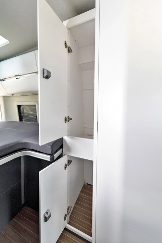 Grand California w odróżnieniu do dotychczasowych propozycji koncernu skrywa łazienkę, a prócz szafek podsufitowych w odmianie 680 mamy też taką z prawdziwego zdarzenia – ubraniową z wieszakami - zdjęcie 6