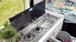 Aneks kuchenny wyposażono w niezbędny sprzęt – jest kuchenka, lodówka, zlewozmywak - zdjęcie 7