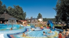 Najmłodszym członkom rodziny znudziła się kąpiel w jeziorze? Są jeszcze baseny - zdjęcie 4