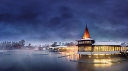 W jeziorze kąpać się można nawet zimą. Temperatura wody nie spada tu poniżej 24°C - zdjęcie 5