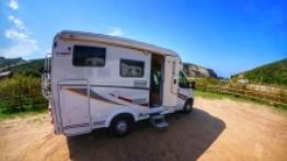 Jadąc z Lagos do Lizbony, warto skorzystać z dłuższej trasy wzdłuż zachodniej ściany Europy, obfitującej w oddalone od cywilizacji plaże, takie jak Praia dos Alteirinhos - zdjęcie 5