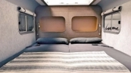 Duże łóżko i ściany obite naturalnym wełnianym filcem – to wnętrze Lume - zdjęcie 6