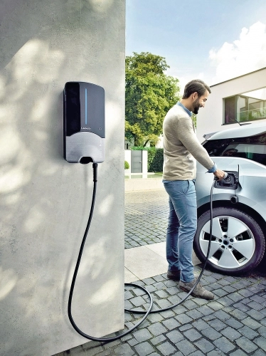 Webasto Pure to podstawowy system ładowania prądem przemiennym „elektryków”, których baterie można zasilać jednofazowym lub trójfazowym prądem przemiennym o napięciu 230 lub 400 V i natężeniu 16 lub 32 A - zdjęcie 2