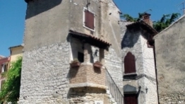 Zabudowa półwyspu jest charakterystyczna (na zdjęciu kamienica w Poreč) - zdjęcie 8