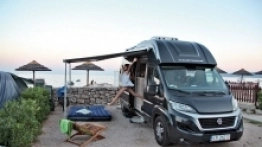 Brak klimatyzacji postojowej wynagradzały okna dachowe i te w zabudowie – ich aranżacja wybitnie sprzyjała wychładzaniu wnętrza  - zdjęcie 1