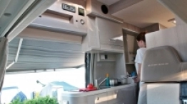 Przedłużeniem aneksu kuchennego jest narożna toaletka z lustrem i umywalką - zdjęcie 5