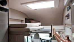 Pathfinder XS homologowany jest dla 4-osobowej załogi. Tyle samo mamy tu miejsc sypialnych. Sypialnia górna powstaje nad pokojem dziennym, jej stelaż dziecinnie łatwo zsunąć - zdjęcie 9