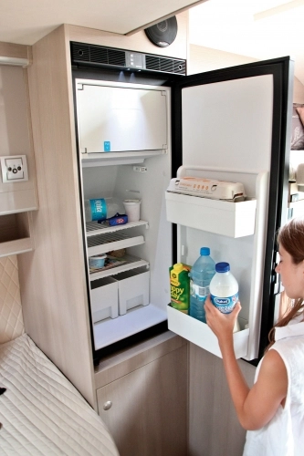 Lodówkę zaaranżowano wysoko, co okazuje się świetnym pomysłem, skoro po przebudzeniu nie trzeba chować sypialni górnej w podsufitowej szafce, by wygodnie siedzieć „na parterze”. Komfort ogranicza wąska kanapa - raptem 93 cm - zdjęcie 10