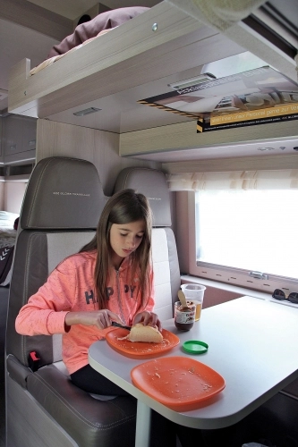 Lodówkę zaaranżowano wysoko, co okazuje się świetnym pomysłem, skoro po przebudzeniu nie trzeba chować sypialni górnej w podsufitowej szafce, by wygodnie siedzieć „na parterze”. Komfort ogranicza wąska kanapa - raptem 93 cm - zdjęcie 11