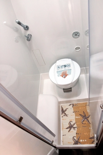 Łazienkę urządzono skromnie,  acz funkcjonalnie - zdjęcie 13