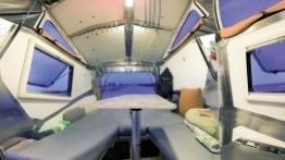 Widok na tylną część przyczepy z otwartymi drzwiami. - zdjęcie 2