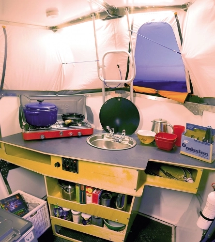 Część kuchenna znajduje się z przodu przyczepy. - zdjęcie 3