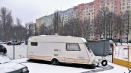 Jak wynika z obserwacji, osiedlowe, wydzielone parkingi to najpopularniejszy sposób parkowania kamperów i przyczep - zdjęcie 1