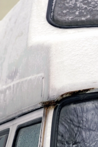 Jak widać na załączonych zdjęciach, czynniki atmosferyczne mogą być dla naszych kamperów i przyczep bezlitosne - zdjęcie 2