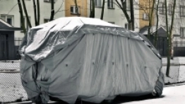 Można bawić się w półśrodki, ale zadaszonej  przechowalni nie zastąpi nawet najlepszy pokrowiec - zdjęcie 5