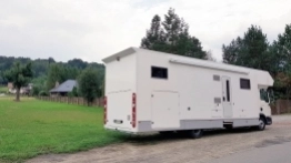 Kamper ze stajni duni.pl bazuje na ciężarówce MAN 12.250. Napęd stanowi 6-cylindrowy diesel o mocy 250 KM. Zabudowa wysoka na 3,5 metra skrywa w tyle garaż na quada – nad garażem zaaranżowano sypialnię dla Rafała Sonika. Pozornie nisko osadzona zabudowa może na czas jazdy w terenie unieść się za sprawą pneumatyki zawieszenia - zdjęcie 1