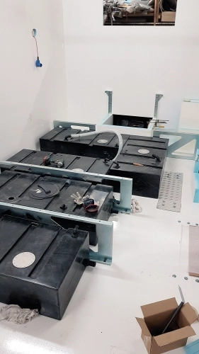 Autonomię domu na kołach gwarantują m.in. 1000-litrowe zbiorniki wody czystej, 400-litrowe szarej i 200-litrowe szamba - zdjęcie 3