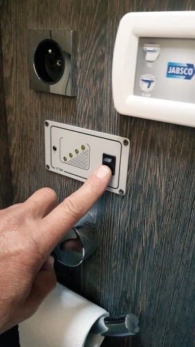 Toaleta i szczegół kontrolki zapełnienia szamba - zdjęcie 5