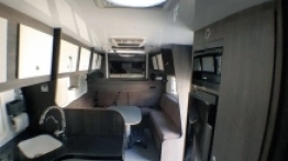 Sypialnia w tyle zabudowy – tu podczas Dakaru 2018 będzie odpoczywał Rafał Sonik. Po lewej stronie znajduje się widoczna na zdjęciu łazienka, a przed schodkami – kabina prysznicowa - zdjęcie 6