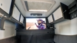 55-calowy telewizor w salonie jest opuszczany – za nim znajduje się wejście do alkowy nad kabiną - zdjęcie 7