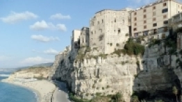 Tropea z piaszczystą plażą i wyjątkowym klifem, na którym zbudowane jest miasto - zdjęcie 3