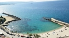 Piaszczysta, ciepła, malutka i osłonięta od morskich fal plaża w Pizzo - zdjęcie 6