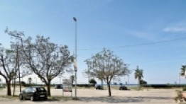 Obszerny plac przy szerokiej i pięknej plaży w Gizzeria Lido. Można tu spokojnie przenocować - zdjęcie 7