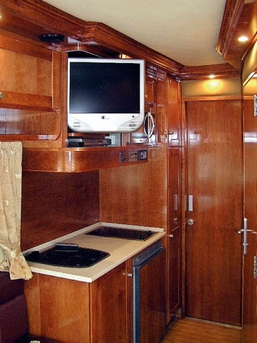 Płyta ceramiczna i telewizor w części kuchennej - zdjęcie 12