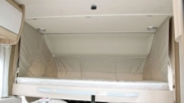 Nad przednimi fotelami opuszcza się sypialnia z materacem o wymiarach 195x150 cm - zdjęcie 2